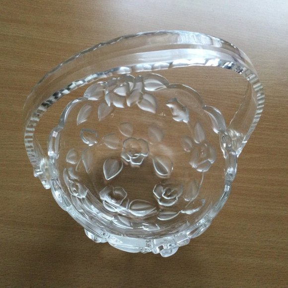 Beautiful Small clear Glass basket with handle floral design - Picture 2 of 6